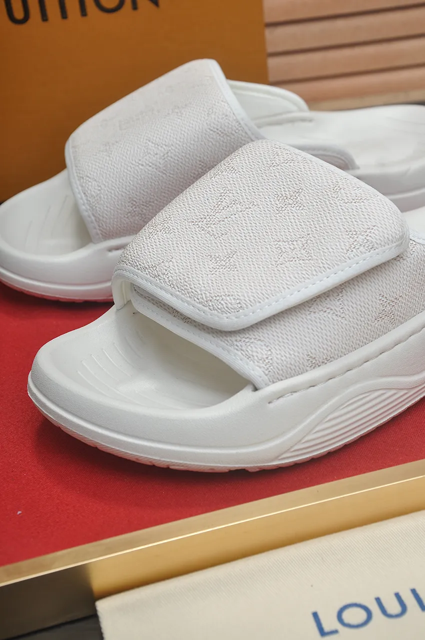 Men's men's shoes 💰340💶 [Louis Vuitton LV slippers] (high-end cowhide) counter 1:1 fashion style, a must-have for summer! The designer used LV’s iconic outsole. The original simple slippers instantly become fashionable! The upper is made of flexible special cowhide leather straps alternately, and the workmanship is exquisite! A must-have for stylish men in summer, size 38-45 (45 customized)